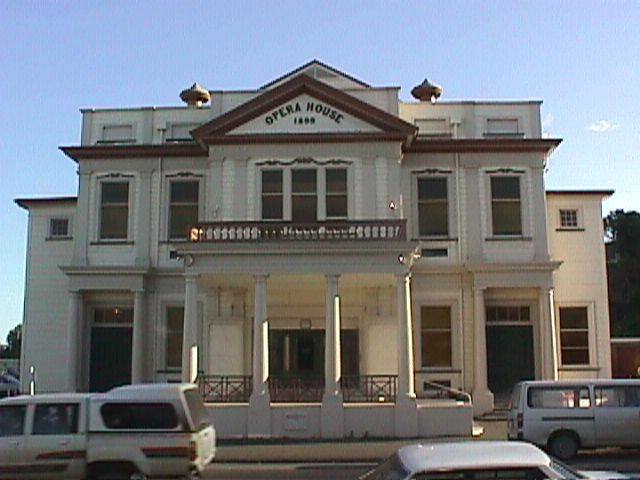 opera.jpg (41584 bytes)